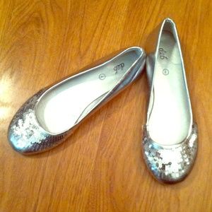 Deb flats sz 7 that we're never worn