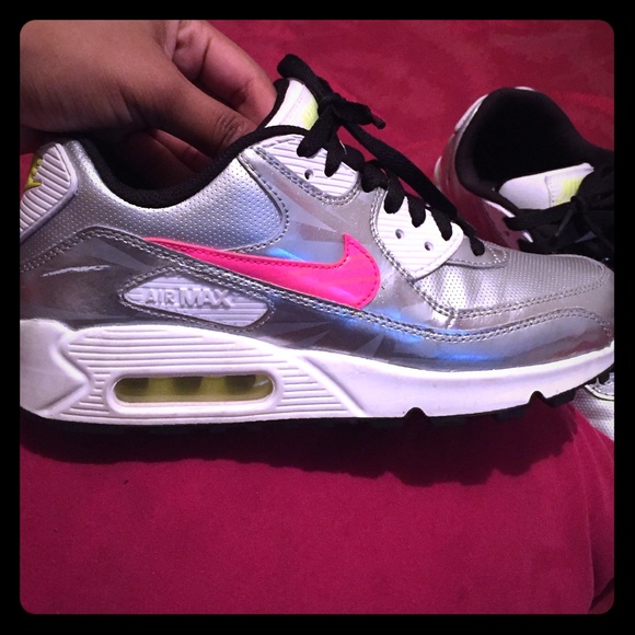 Pink and Lime Green Nikes 💚💗