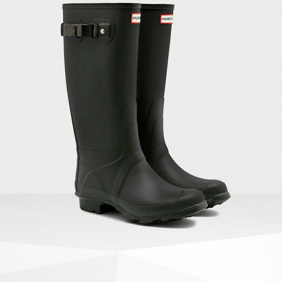 ISO!! WIDE CALF SIZE 6 OR 7 WOMENS HUNTER BOOTS - Picture 1 of 1