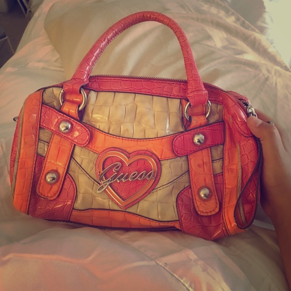GOOD Condition Guess purse!!