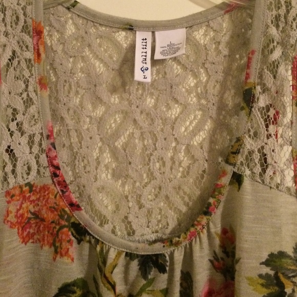 Floral Top - Picture 3 of 4