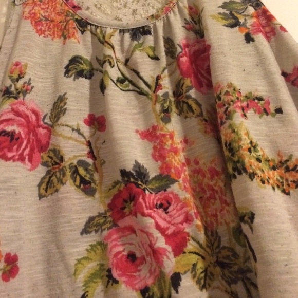 Floral Top - Picture 4 of 4