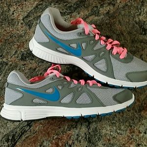 nike gray and pink running shoes