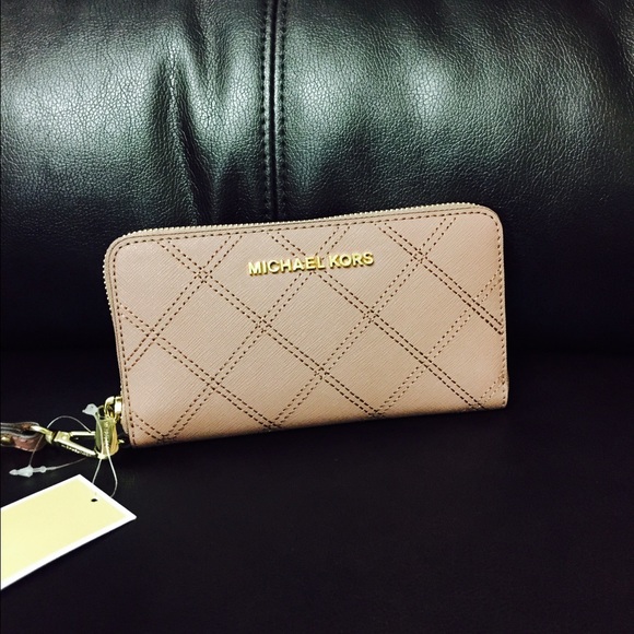 Beautiful wallet iPhone 6 fits perfectly 💝👛