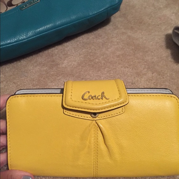 Beautiful Coach wallet!! 🙋🏼