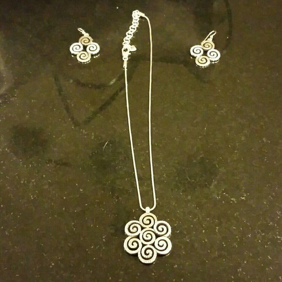 Gorgeous necklace and earring set.