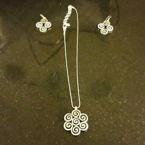 Gorgeous necklace and earring set.
