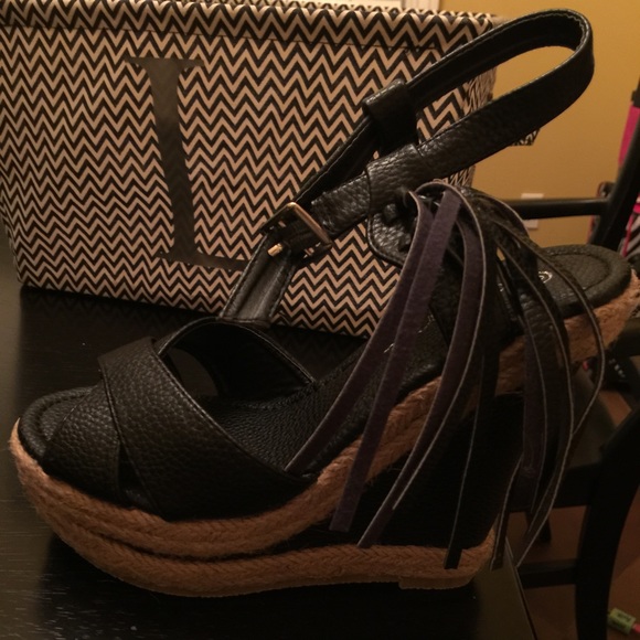 Black fringe wedge size 6