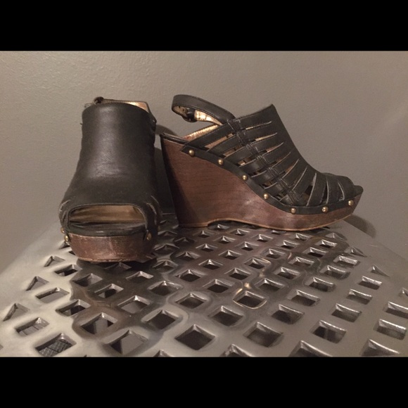 black trendy wedges