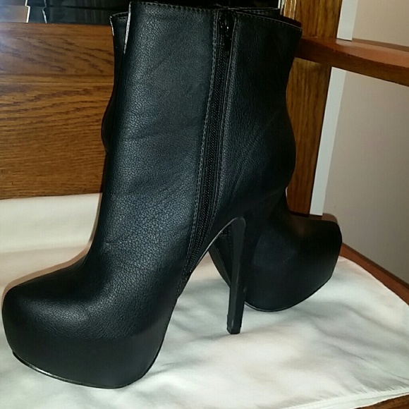 Black Just Fab Ankle boots