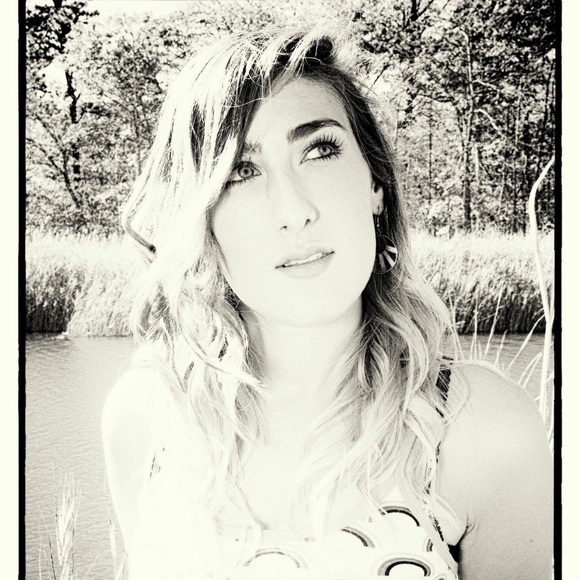 Meet your Posher, Jillian - Picture 2 of 4