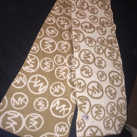 Micheal Kors Signature Logo Scarf - Picture 1 of 3
