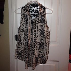 🎀forever 21 tan and black Aztec top🎀