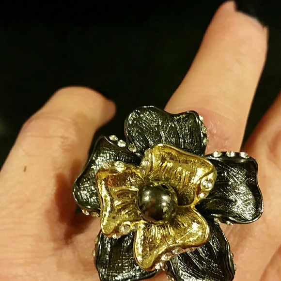 Beautiful black and gold stretchy ring!