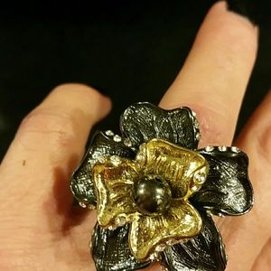 Beautiful black and gold stretchy ring!