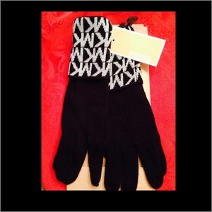 BUNDLE FOR DAILOR🎁MK GLOVES AND SCARF