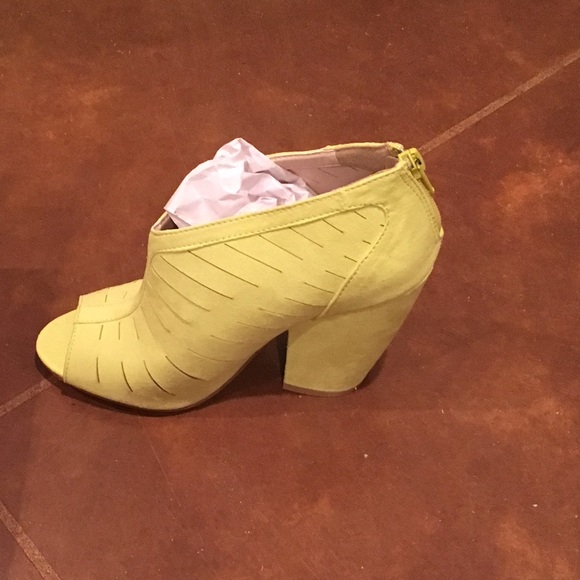 💯 statement shoe! Pair these with your LBD ♨️