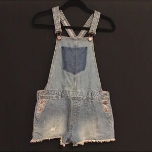Distressed short overalls