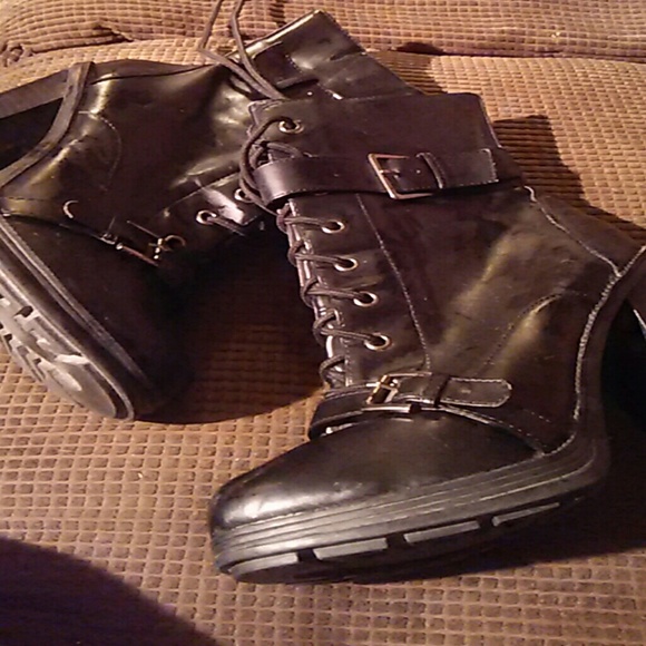 Lace up up motor chunky wedge