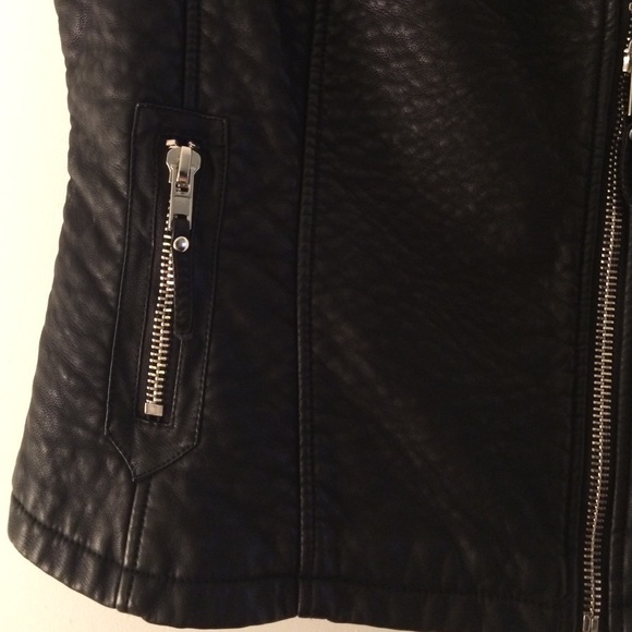 Black faux leather Moto best with zip detail - Picture 2 of 3