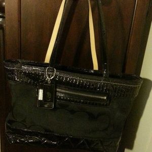 ON SALE!!!! OR MAKE AN OFFER  COACH black tote