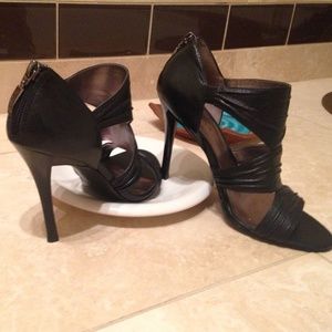 Super HOT Guess heels