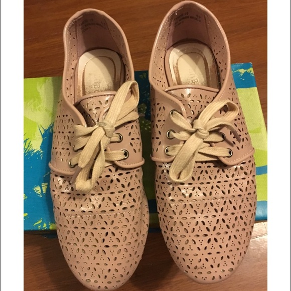 Creamy pink lace up shoes