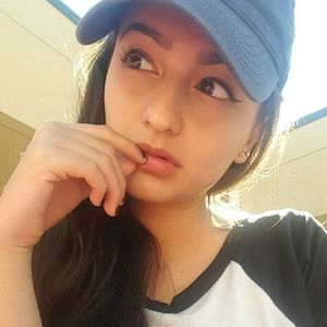 Meet your Posher, Anajulia