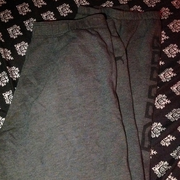 SOLD_🎉Vs pink sweat pants - Picture 2 of 4