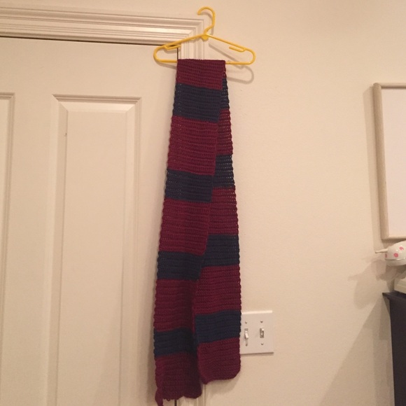 Handmade knit scarf - Picture 3 of 4