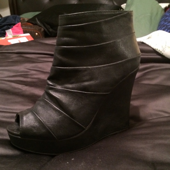 Shoes - Shoes price firm