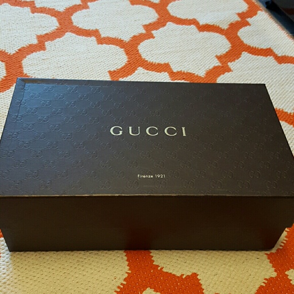 Leather black luxury Gucci shoes - Picture 2 of 3