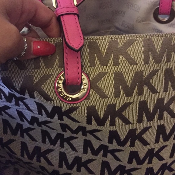 Authentic mk purse sold!!! On another site!!! - Picture 3 of 4