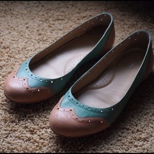 Blue and Tan Saddle Flats