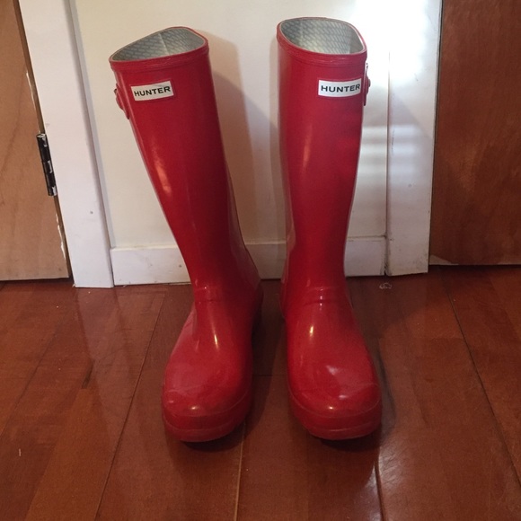 Size 5 hunter rain boots.