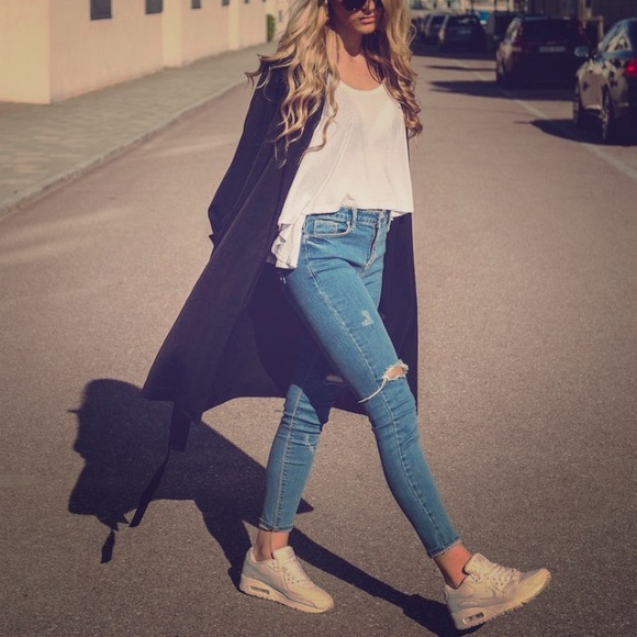 White Nike Air Max with neon trimming 😎