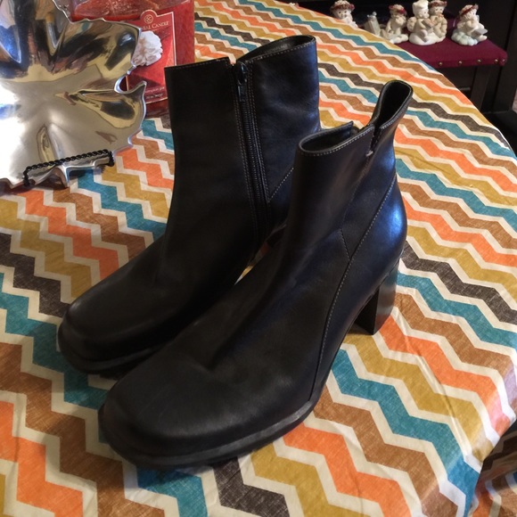 LizFlex black leather boots