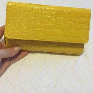 HP 5/2! Brand new yellow print wallet