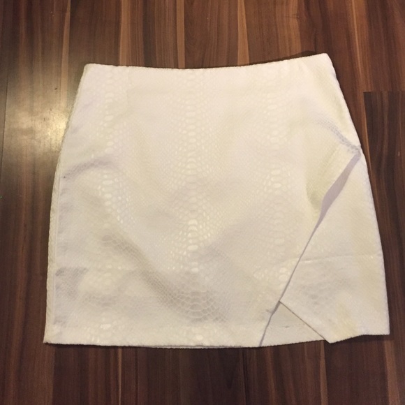 ‼️SOLD‼️White Mini Skirt - Picture 2 of 4