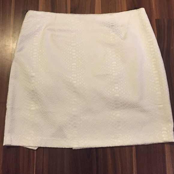 ‼️SOLD‼️White Mini Skirt - Picture 3 of 4