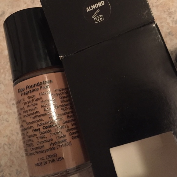 Concealer almond