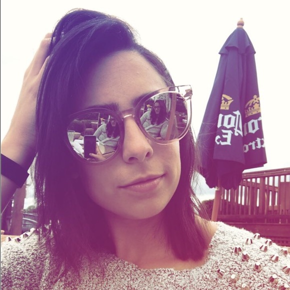 Meet your Posher, Stephanie - Picture 2 of 3