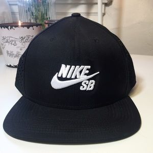 NWOT Nike Skateboard black SnapBack