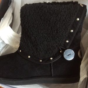 Guess Anya black faux shearling boots. Size 8