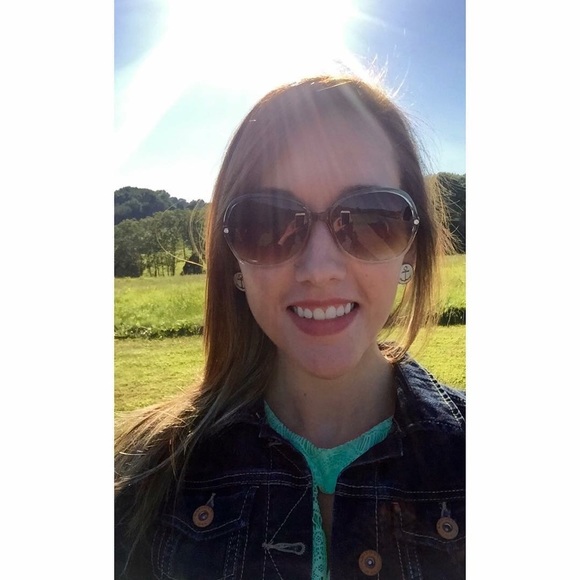 Meet your Posher, Kayla - Picture 2 of 4