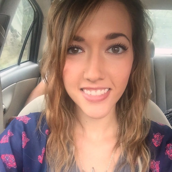 Meet your Posher, Kayla - Picture 4 of 4