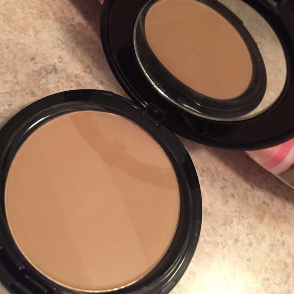 Matte natural cover up powder