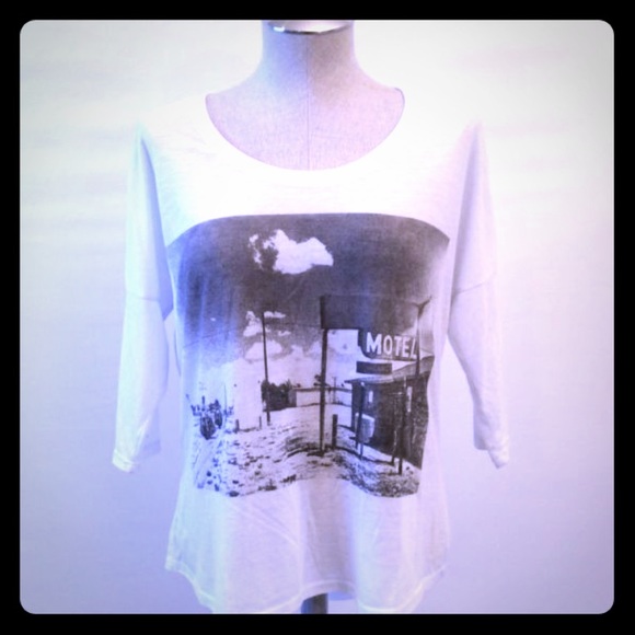 NWT wet seal motel photo tee off the shoulder 🎀 - Picture 1 of 3