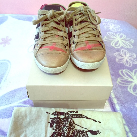 Burberry canvas sneakers💘