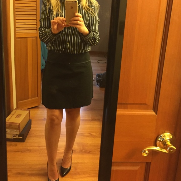 Limited black skirt size 4 - Picture 1 of 4